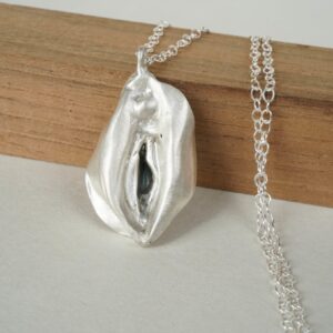 Colgante vulva de plata de ley con cadena de plata de ley, diseñado por Yolanda Triviño, Tess Jewels.