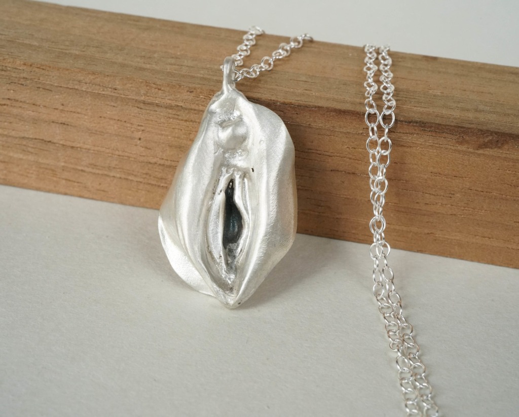 Colgante vulva de plata de ley con cadena de plata de ley, diseñado por Yolanda Triviño, Tess Jewels.